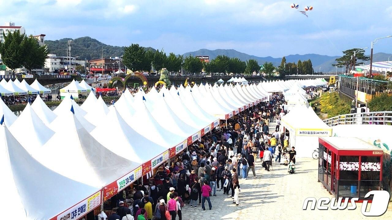 충북 보은군 보은읍 보청천변에 마련한 2023보은대추축제장이 관광객들로 북적이고 있다. &#40;보은군 제공&#41; /뉴스1 