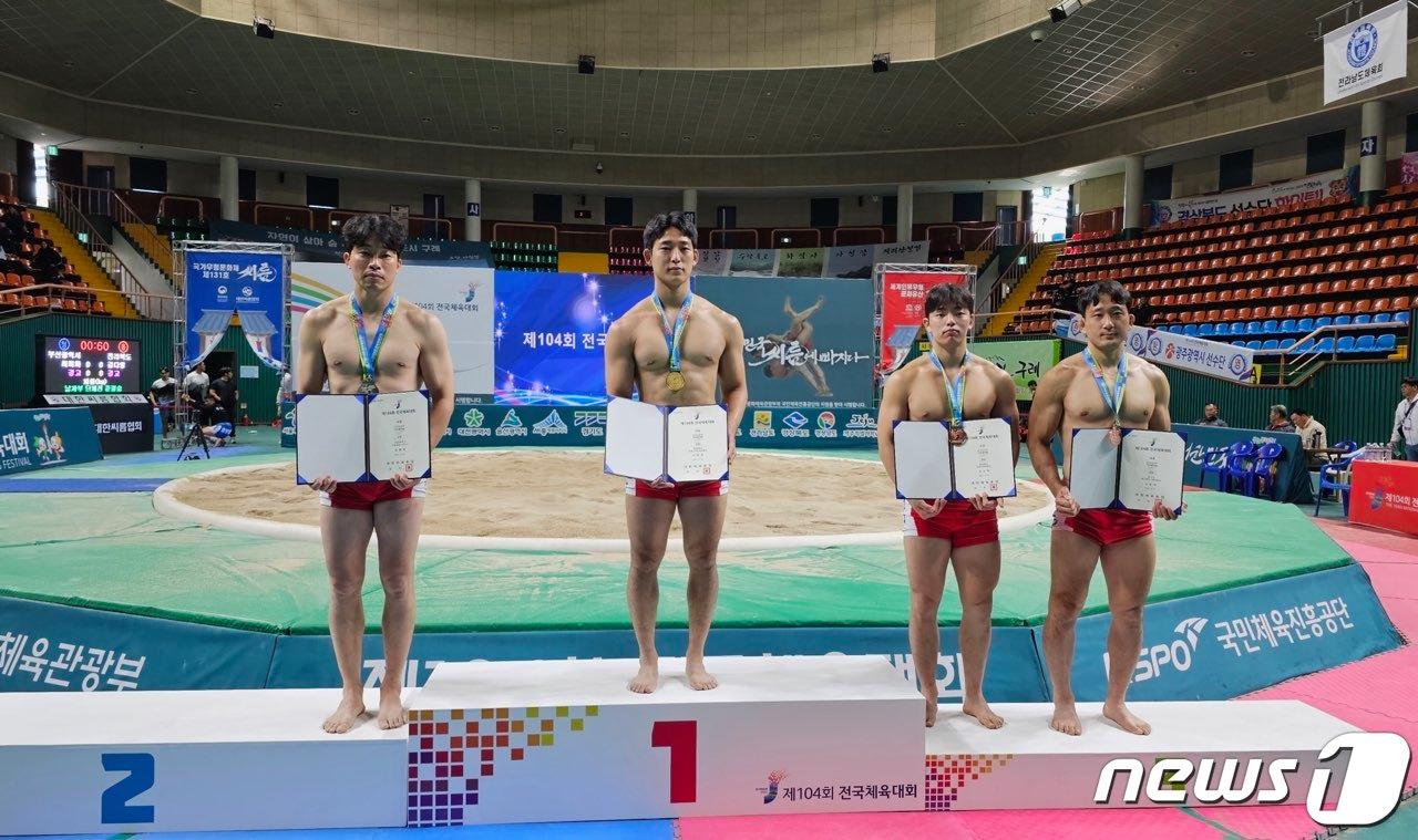 충북 증평군청 인삼씨름단 소속 손희찬이 전남에서 열린 전국체육대회에서 금메달을 획득했다.&#40;증평군 제공&#41;/뉴스1