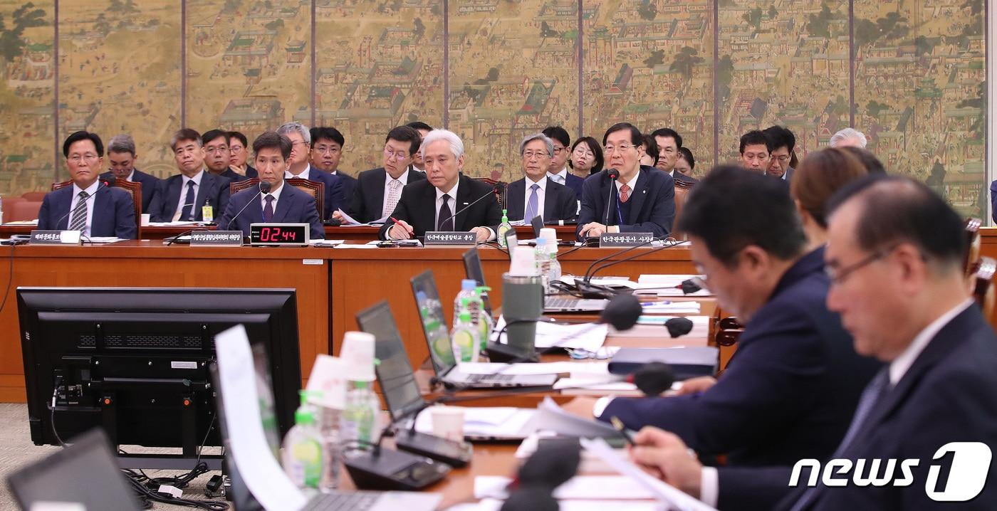 지난달 19일 오전 서울 여의도 국회에서 열린 문화체육관광위원회의 한국관광공사, 사행산업통합감독위원회, 한국예술종합학교 등에 대한 국정감사에서 의원들의 질의에 답하고 있다. 2023.10.19/뉴스1 ⓒ News1  