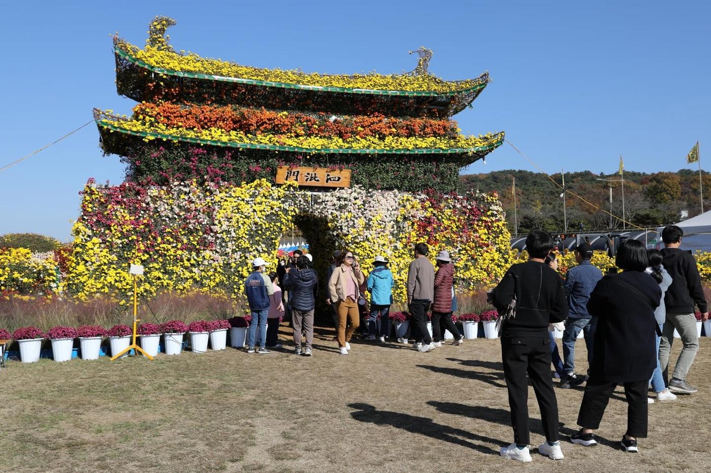 ‘제19회 백제고도 국화축제’ 에 전시된 기획작품 모습.&#40;부여군 제공&#41;/뉴스1