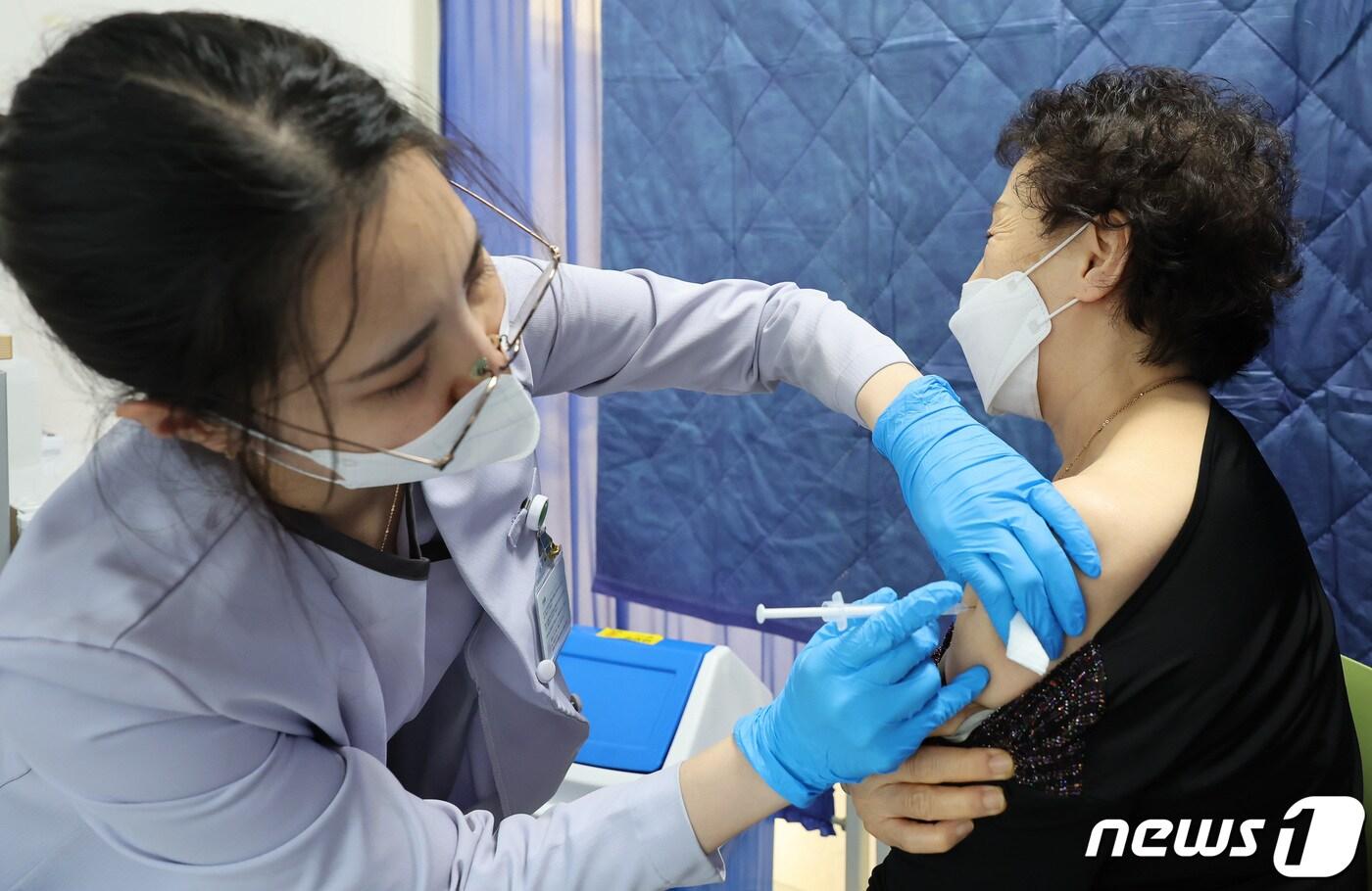 고위험군을 대상으로 코로나19 백신 무료접종이 시작된 19일 서울 강서구 부민병원을 찾은 어르신이 코로나19 백신을 접종 받고 있다. 고위험군이 아닌 12~64세 일반인은 11월 1일부터 전국 의료기관이나 보건소에서 무료로 접종 받을 수 있다. 2023.10.19/뉴스1 ⓒ News1 김도우 기자