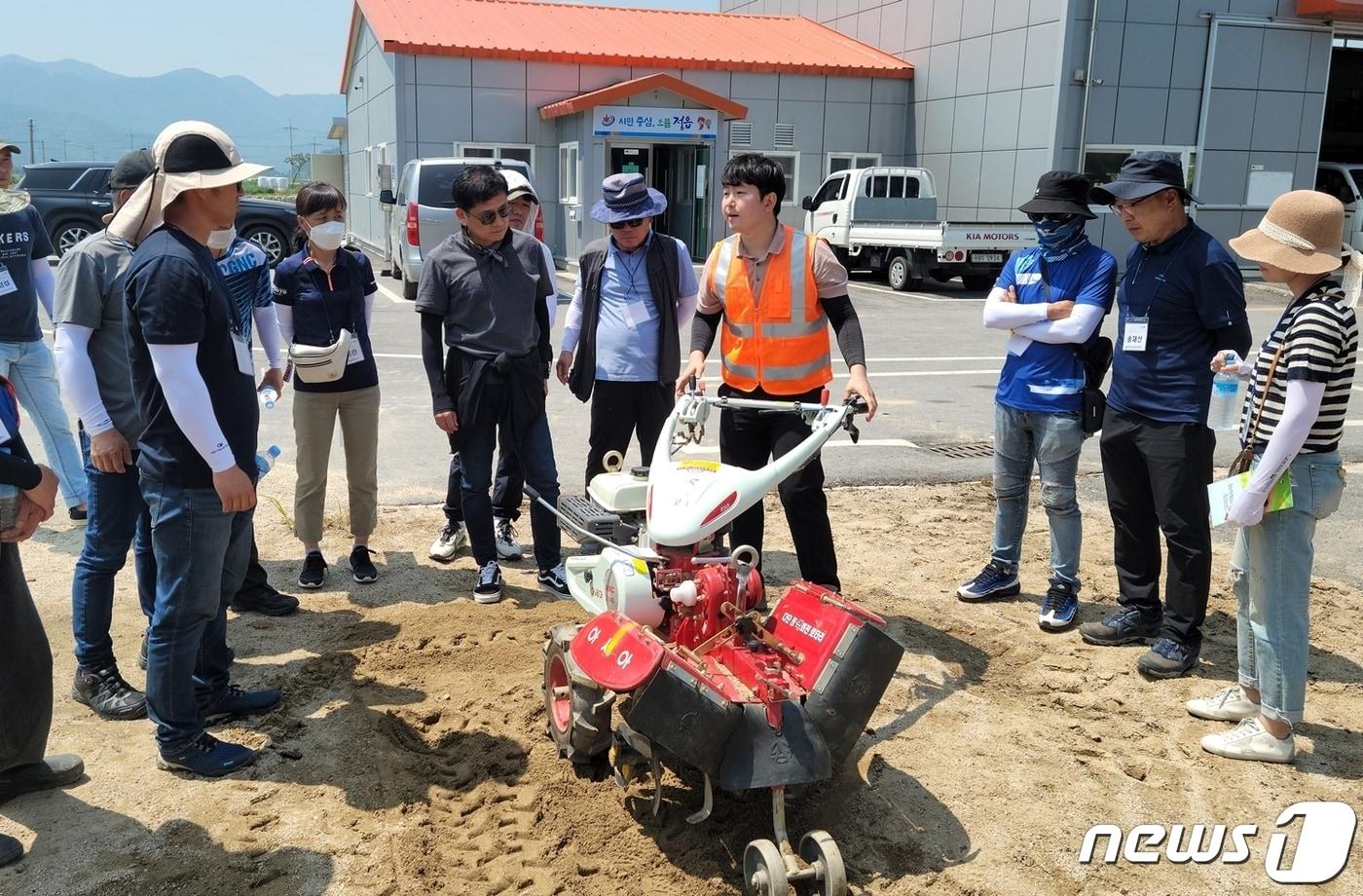  전북 정읍시 농업기술센터가 19일 귀농·귀촌인 30명을 대상으로 가을 수확철 ‘농기계 안전사고 예방·실습 교육’을 진행했다.&#40;정읍시 제공&#41;2023.10.19/뉴스1