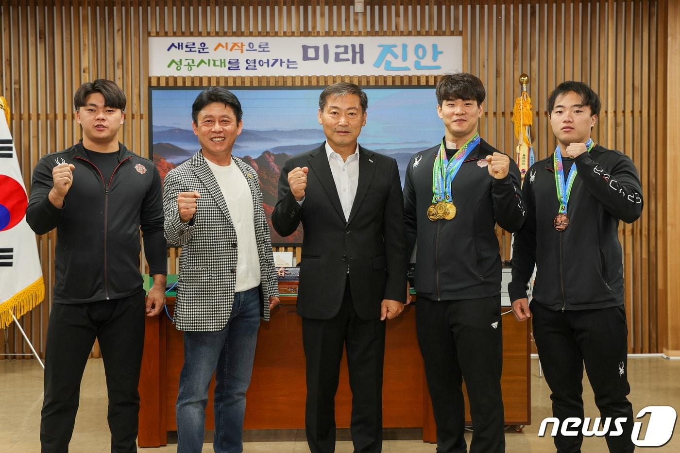 전북 진안군청 역도팀이 전남에서 열린 제104회 전국체육대회에서 금메달 3개, 동메달 1개를 획득했다. 19일 전춘성 군수&#40;왼쪽 세번째&#41;가 이들을 환영하고 있다.&#40;진안군제공&#41;2023.10.19/뉴스1