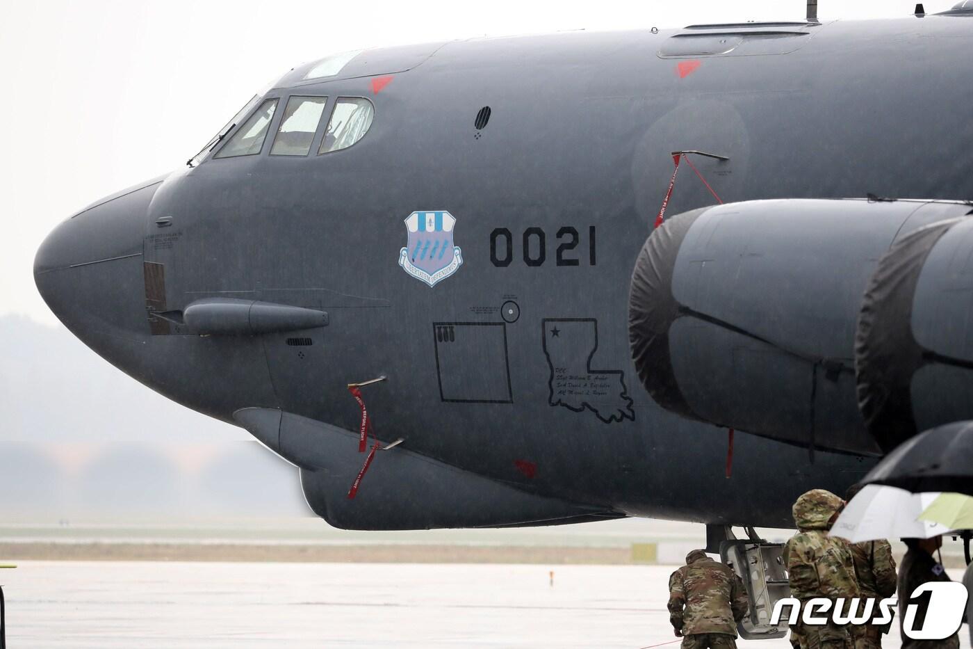 지난해 10월 충북 청주시 한 공군기지에 핵무기 탑재가 가능한 미 공군의 전략폭격기 B-52H 스트래토포트리스가 주기된 모습. B-52 폭격기는 국내 공군기지에 당시 처음으로 착륙했다&#40;국방일보 제공&#41;. 2023.10.19/뉴스1