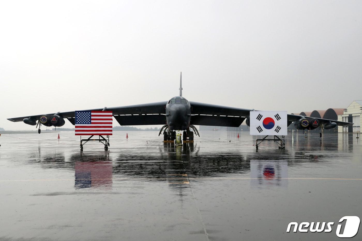 지난 19일 충북 청주시 한 공군기지에 미 공군의 전략폭격기 B-52H 스트래토포트리스가 착륙해 주기돼 있다. &#40;국방일보 제공&#41; 2023.10.19/뉴스1