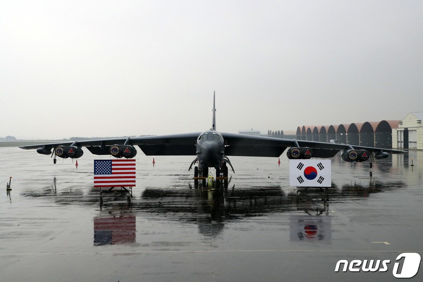 지난 19일 충북 청주시 한 공군기지에 미 공군의 전략폭격기 B-52H 스트래토포트리스가 주기돼 있다. &#40;국방일보 제공&#41; 2023.10.19/뉴스1