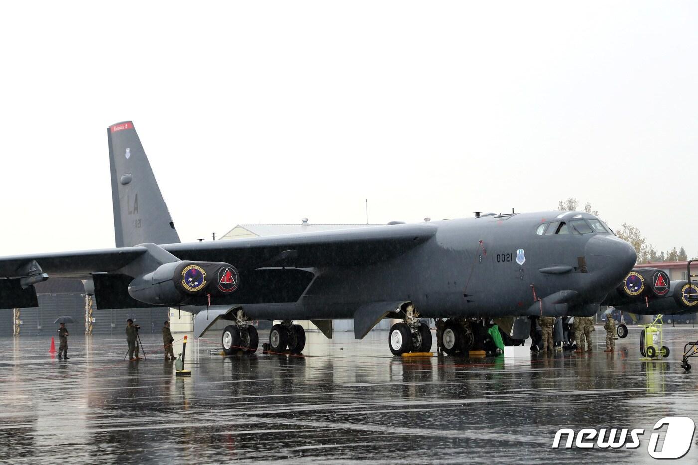 19일 충북 청주시 한 공군기지에 미 공군의 전략폭격기 B-52H 스트래토포트리스가 착륙해 주기돼 있다. B-52 폭격기는 국내 공군기지에 처음으로 착륙을 했다. &#40;국방일보 제공&#41; 2023.10.19/뉴스1