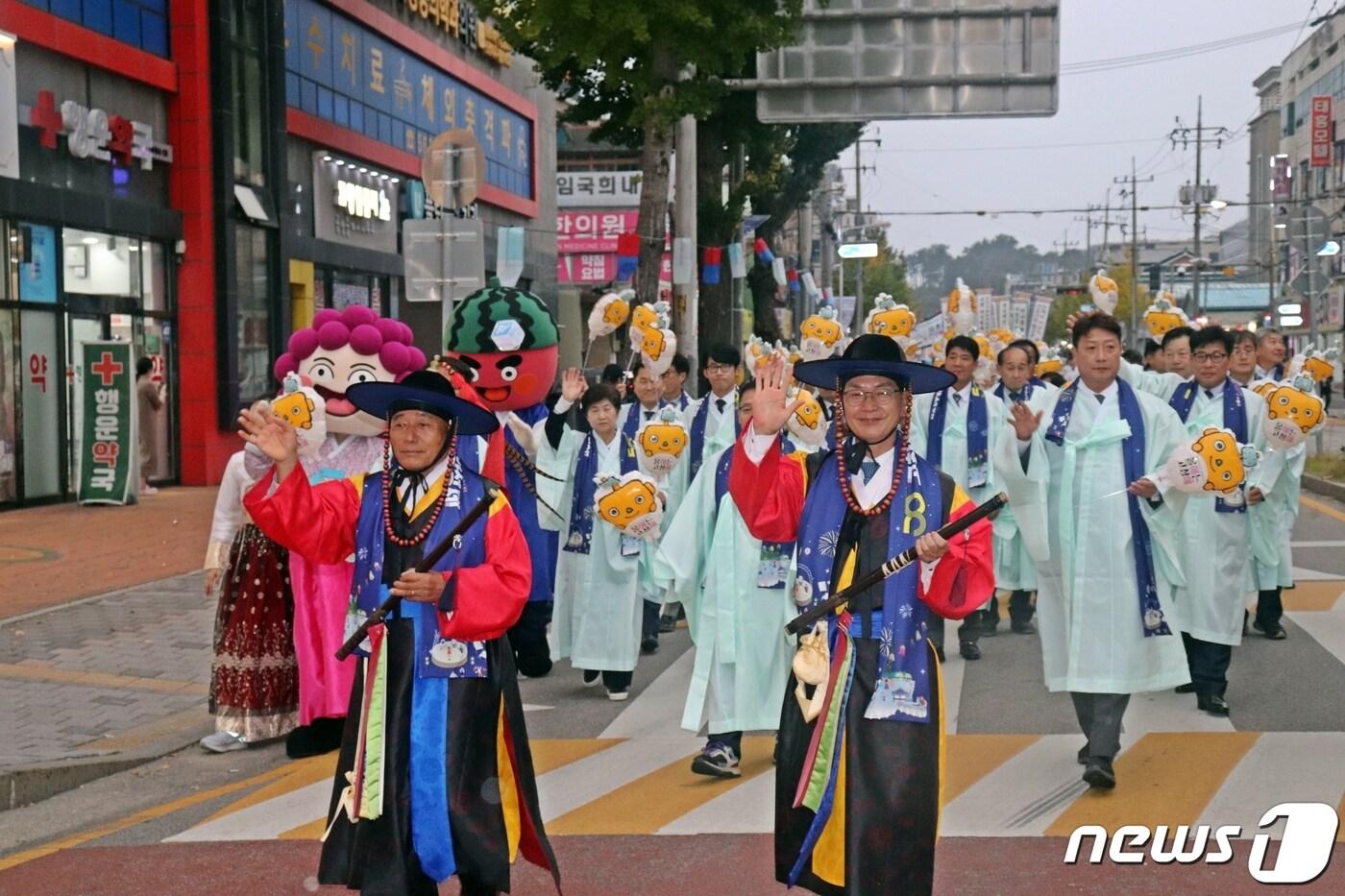 전북 고창군의 대표축제인 ‘제50회 고창 모양성제’의 본격 시작을 알리는 흥겨운 거리퍼레이드가 열리며 도시전체가 축제분위기로 후끈 달아 올랐다. 심덕섭 군수&#40;오른쪽&#41;과 임정호 의장이 축제의 시작을 알리는 행진을 하고 있다.&#40;고창군 제공&#41;2023.10.19/뉴스1 