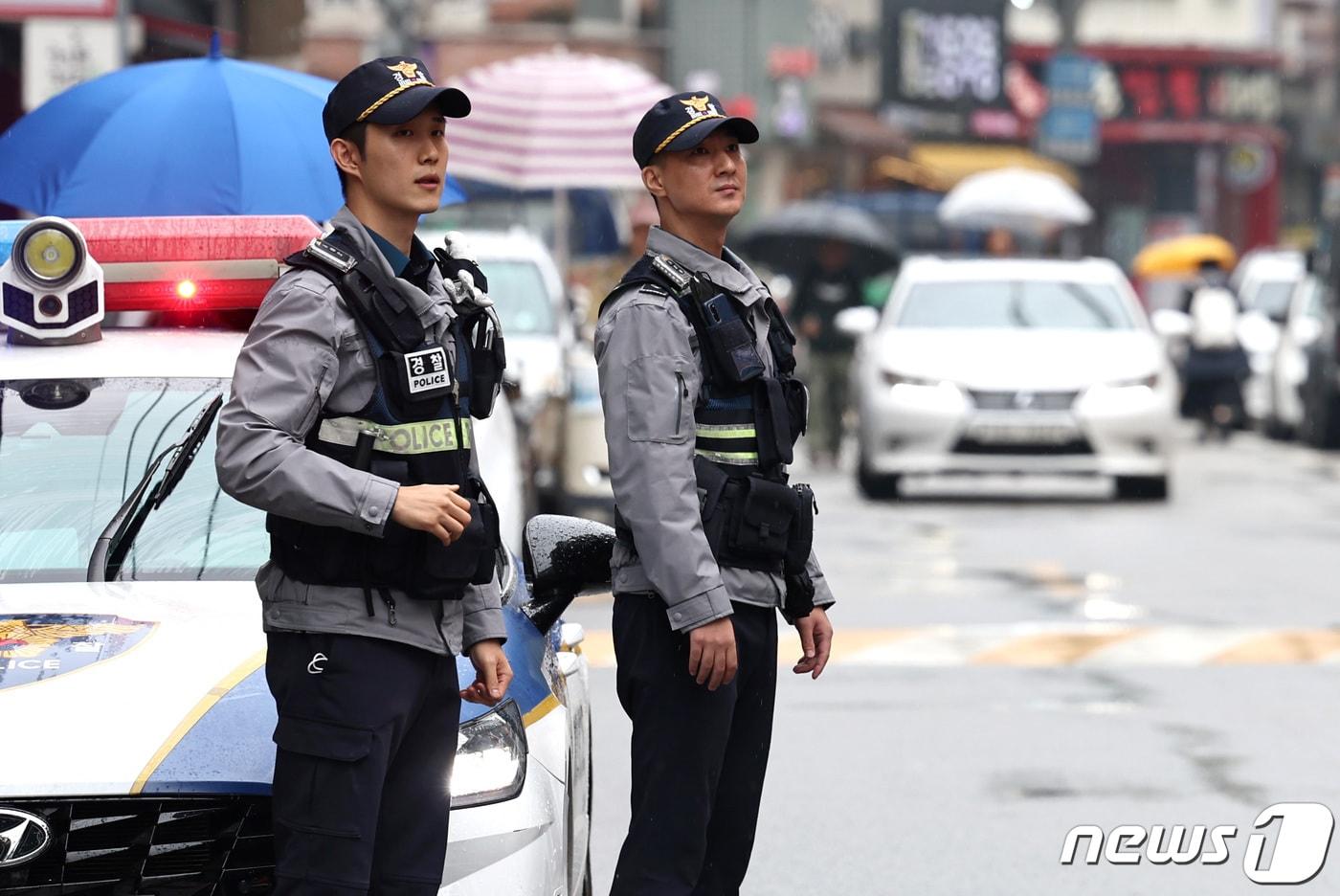 서울송파경찰서 잠실지구대 소속 홍순욱 경사와 정승현 경장이 19일 서울 송파구 잠실본동 일대에서 순찰하고 있다. 2023.10.19/뉴스1 ⓒ News1 구윤성 기자