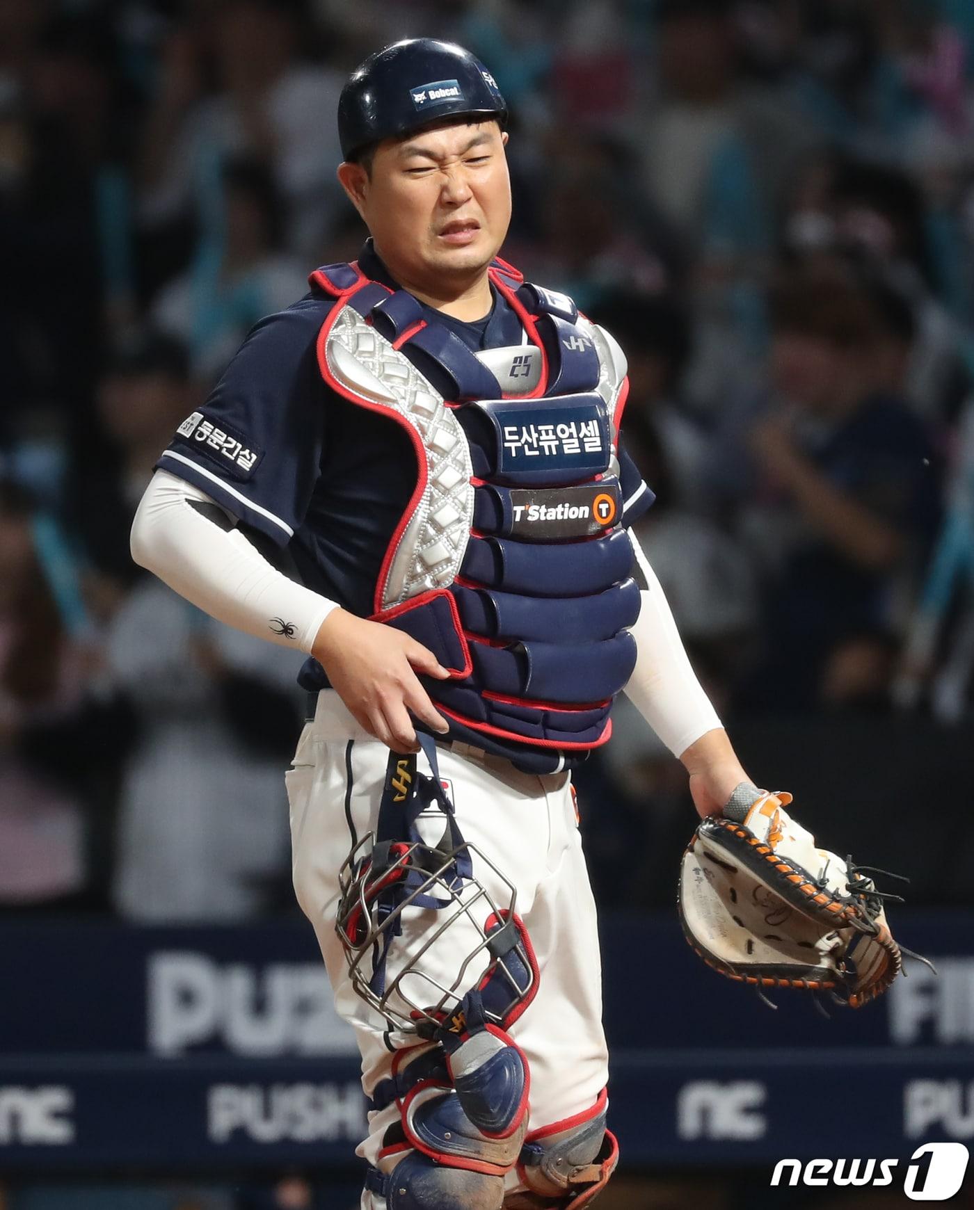 19일 오후 경남 창원NC파크에서 열린 &#39;2023 신한은행 SOL KBO 포스트시즌&#39; 와일드카드 결정전 1차전 NC 다이노스와 두산 베어스의 경기 5회말 2사 3루 두산 투수 이영하의 폭투 때 재역전을 허용하자 포수 양의지가 아쉬워하고 있다. 2023.10.19/뉴스1 ⓒ News1 윤일지 기자