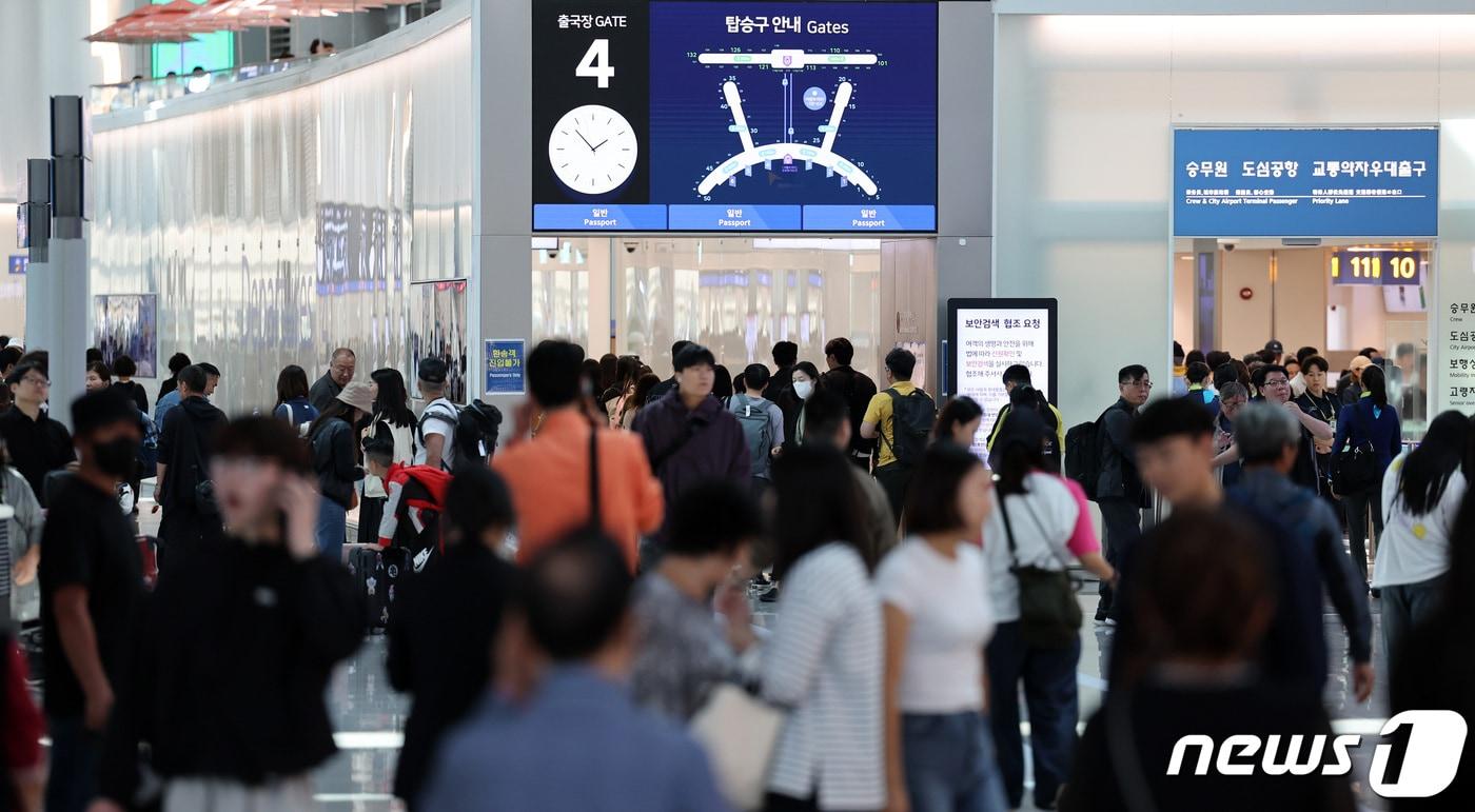 인천국제공항 제1여객터미널 출국장이 이용객들로 북적이고 있다. 2023.10.2/뉴스1 ⓒ News1 김성진 기자