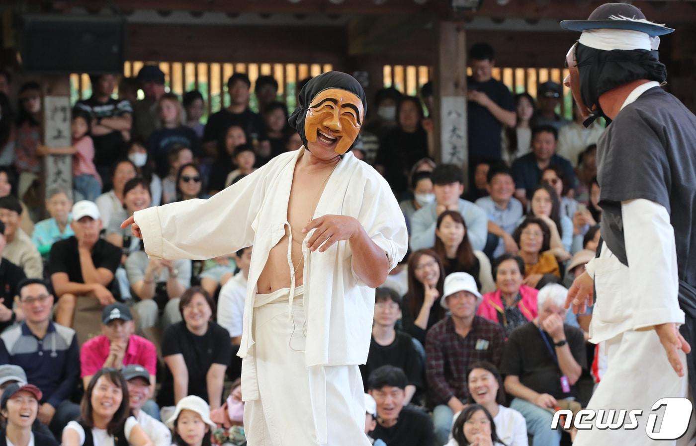 추석 연휴 닷새째인 2일 오후 경북 안동시 풍천면 하회마을을 찾은 관광객들이 하회별신굿탈놀이를 관람하고 있다. 2023.10.2/뉴스1 ⓒ News1 공정식 기자