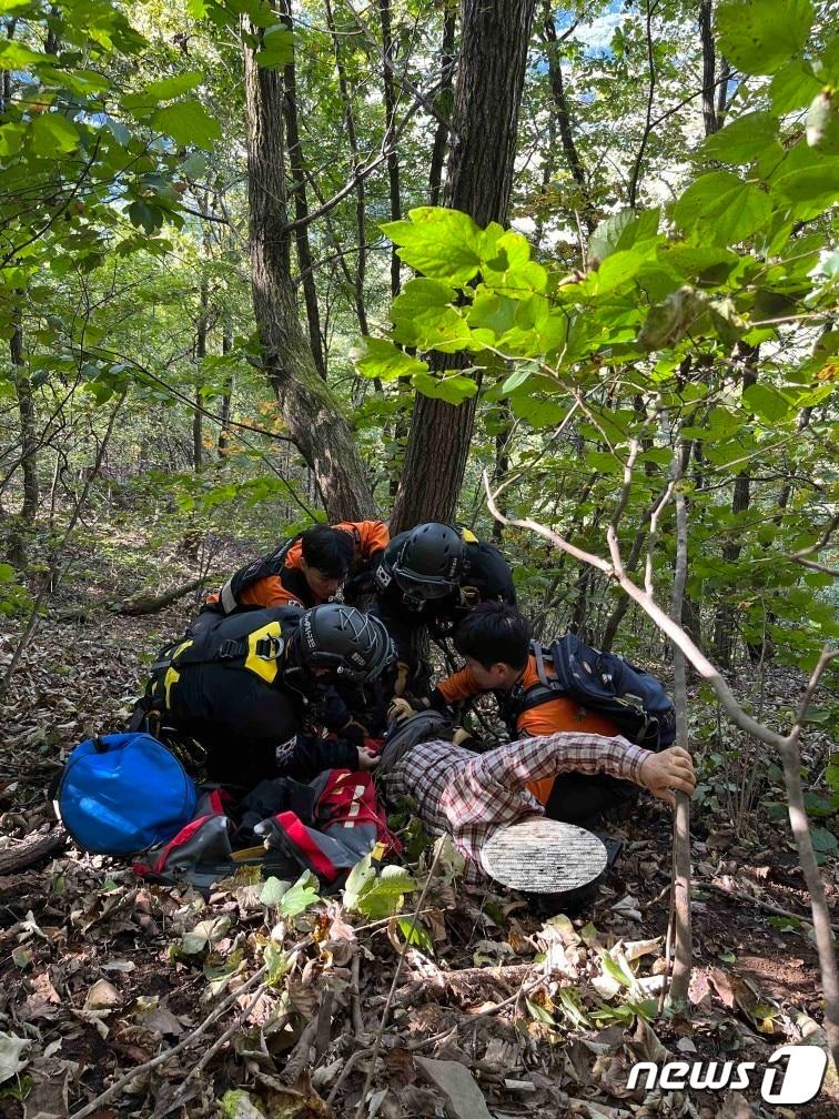 2일 낮 12시 48분쯤 강원 평창군 평창읍 주진리에서 산행 중이던 60대 남성이 굴러 다치는 사고가 발생, 소방이 구조에 나서고 있다. &#40;강원특별자치도 소방본부&#41; 2023.10.2/뉴스1