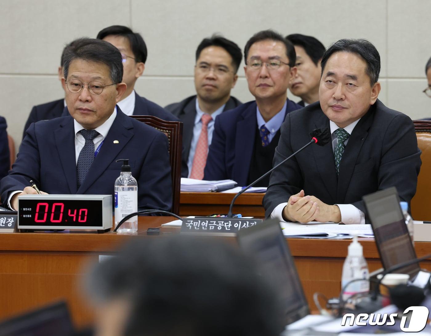 김태현 국민연금공단 이사장과 노대명 한국사회보장정보원 원장이 20일 서울 여의도 국회에서 열린 보건복지위원회의 국민연금공단, 한국사회보장정보원에 대한 국정감사에서 의원들의 질의를 듣고 있다. 2023.10.20/뉴스1 ⓒ News1 송원영 기자