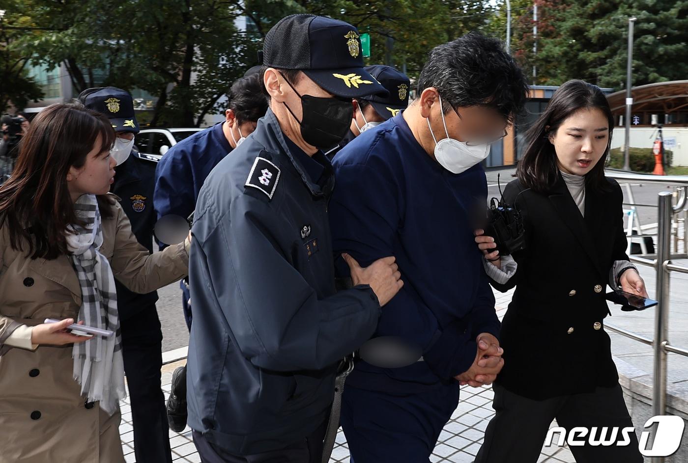 영풍제지 불공정 거래 의혹과 관련해 시세 조종을 주도한 것으로 의심되는 신모씨와 김모씨가 20일 오후 서울 양천구 서울남부지방법원에서 열리는 구속 전 피의자심문&#40;영장실질심사&#41;에 출석하고 있다. 이들은 올해 주가 조작 자금을 모집하는 등 영풍제지 주가를 인위적으로 끌어올린 혐의를 받고 있다. 2023.10.20/뉴스1 ⓒ News1 김진환 기자