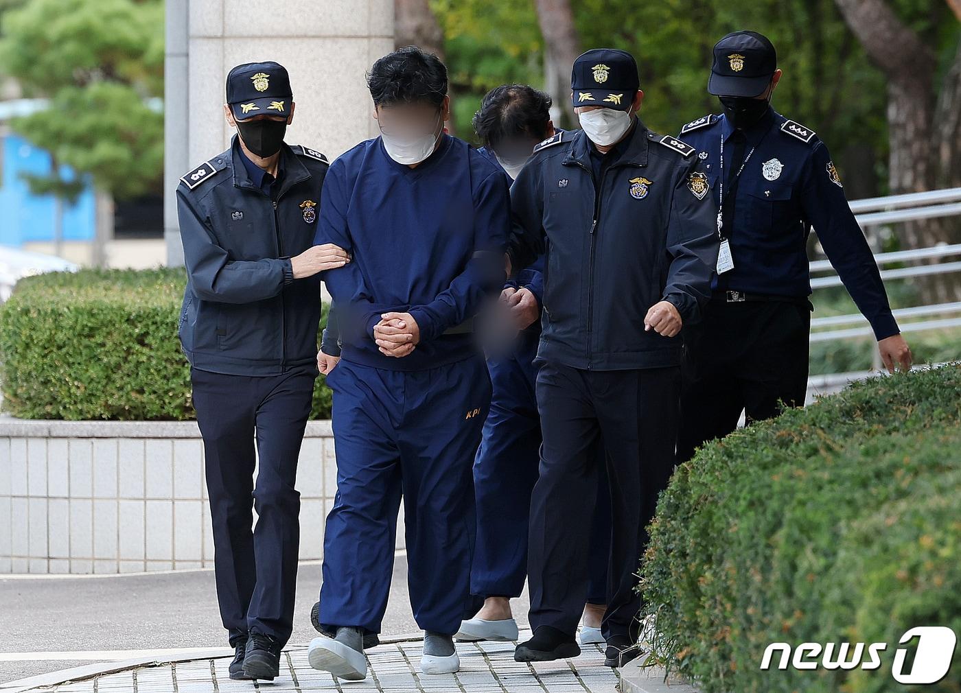 영풍제지 불공정 거래 의혹과 관련해 시세 조종을 주도한 것으로 의심되는 신모씨와 김모씨가 20일 오후 서울 양천구 서울남부지방법원에서 열리는 구속 전 피의자심문&#40;영장실질심사&#41;에 출석하고 있다. 이들은 올해 주가 조작 자금을 모집하는 등 영풍제지 주가를 인위적으로 끌어올린 혐의를 받고 있다. 2023.10.20/뉴스1 ⓒ News1 김진환 기자