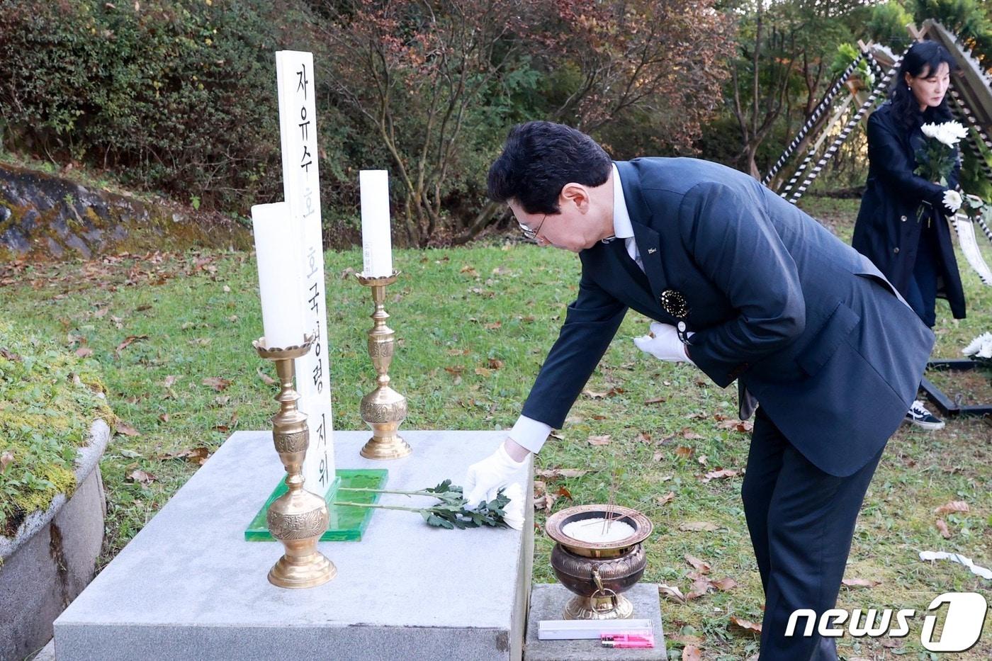 이상일 시장이 20일 양지면에서 열린 제43회 자유수호희생자 합동위령제에서 헌화를 하고 있다.&#40;용인시 제공&#41;