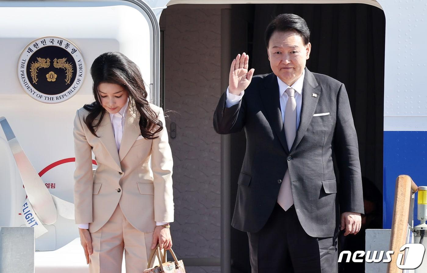 4박 6일 일정으로 사우디아라비아와 카타르를 국빈 방문하는 윤석열 대통령과 김건희 여사가 21일 오전 경기 성남시 서울공항을 통해 출국하고 있다. 우리나라 정상이 두 나라를 국빈 방문하는 것은 처음으로 이번 순방에는 사우디아라비아 130명, 카타르 59명 등 대규모 경제 사절단도 동행한다. 2023.10.21/뉴스1 ⓒ News1 김진환 기자