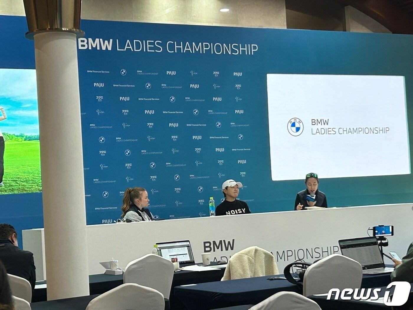  BMW 레이디스 챔피언십 3라운드를 마치고 기자회견 중인 신지애&#40;가운데&#41;. ⓒ News1 문대현 기자