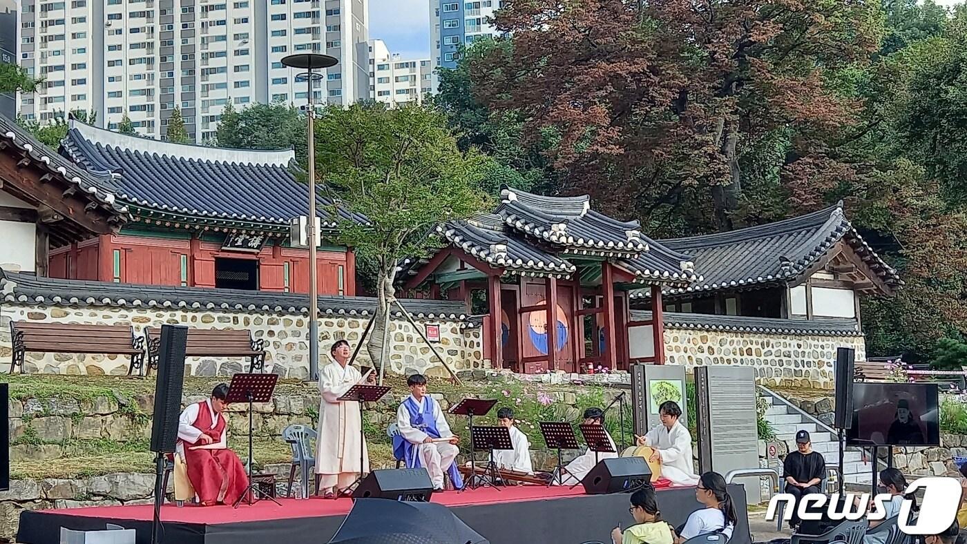 심곡서원에서 열린 향교·서원 문화유산 활용사업에서 진행한 행사 때 모습.&#40;용인시 제공&#41;