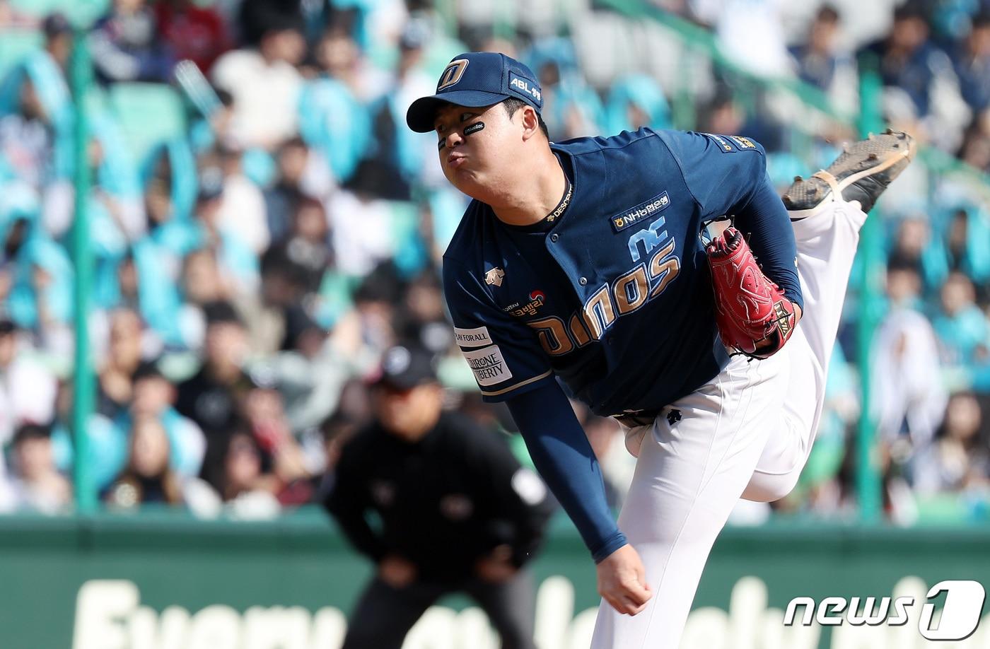 22일 오후 인천 미추홀구 문학동 SSG랜더스필드에서 열린 프로야구 &#39;2023 신한은행 SOL KBO 포스트시즌&#39; 준플레이오프 1차전 NC 다이노스와 SSG 랜더스의 경기, 1회말 NC 선발투수 신민혁이 역투하고 있다. 2023.10.22/뉴스1 ⓒ News1 이동해 기자