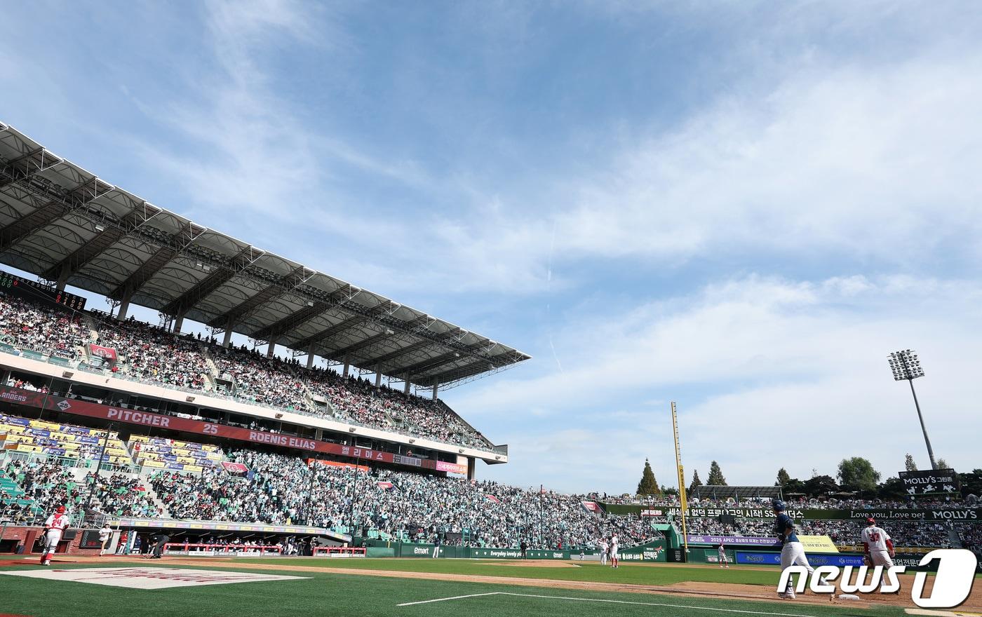 22일 오후 인천 미추홀구 문학동 SSG랜더스필드에서 열린 프로야구 &#39;2023 신한은행 SOL KBO 포스트시즌&#39; 준플레이오프 1차전 NC 다이노스와 SSG 랜더스의 경기가 2만2천 만원 관중의 응원 속에 진행되고 있다. 2023.10.22/뉴스1 ⓒ News1 이동해 기자