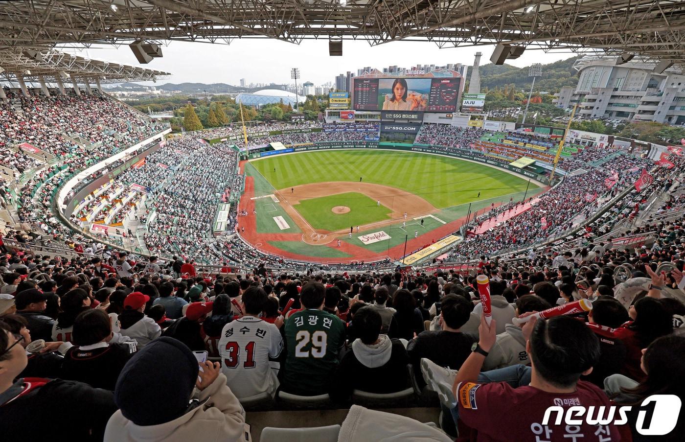 22일 오후 인천 SSG랜더스필드에서 열린 프로야구 &#39;2023 신한은행 SOL KBO 포스트시즌&#39; 준플레이오프 1차전 SSG 랜더스와 NC 다이노스의 경기를 찾은 관중들이 응원을 펼치며 경기를 관람하고 있다. 2023.10.22/뉴스1 ⓒ News1 장수영 기자