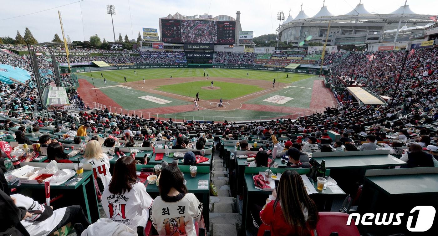 22일 오후 인천 SSG랜더스필드에서 열린 프로야구 &#39;2023 신한은행 SOL KBO 포스트시즌&#39; 준플레이오프 1차전 SSG 랜더스와 NC 다이노스의 경기를 찾은 관중들이 응원을 펼치며 경기를 관람하고 있다. 2023.10.22/뉴스1 ⓒ News1 장수영 기자