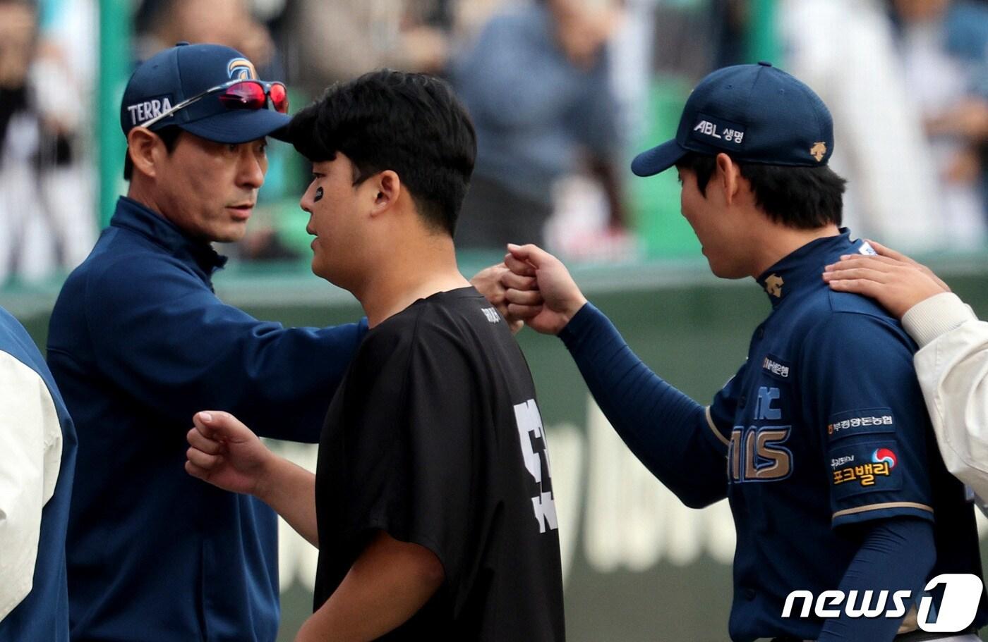 22일 오후 인천 SSG랜더스필드에서 열린 프로야구 &#39;2023 신한은행 SOL KBO 포스트시즌&#39; 준플레이오프 1차전 SSG 랜더스와 NC 다이노스의 경기에서 4:3으로 승리를 거둔 NC 강인권 감독이 김성욱과 주먹을 맞대고 있다. 2023.10.22/뉴스1 ⓒ News1 장수영 기자