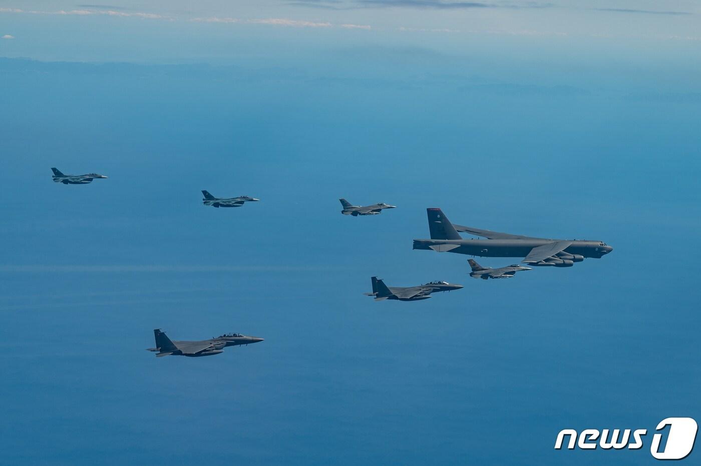 한미일 공군 공중훈련 모습. 먼곳으로부터 日 F-2 2대, 美 F-16, 美 B-52H, 美 F-16, 韓 F-15K 2대. &#40;미 공군 제공&#41; 2023.10.22/뉴스1