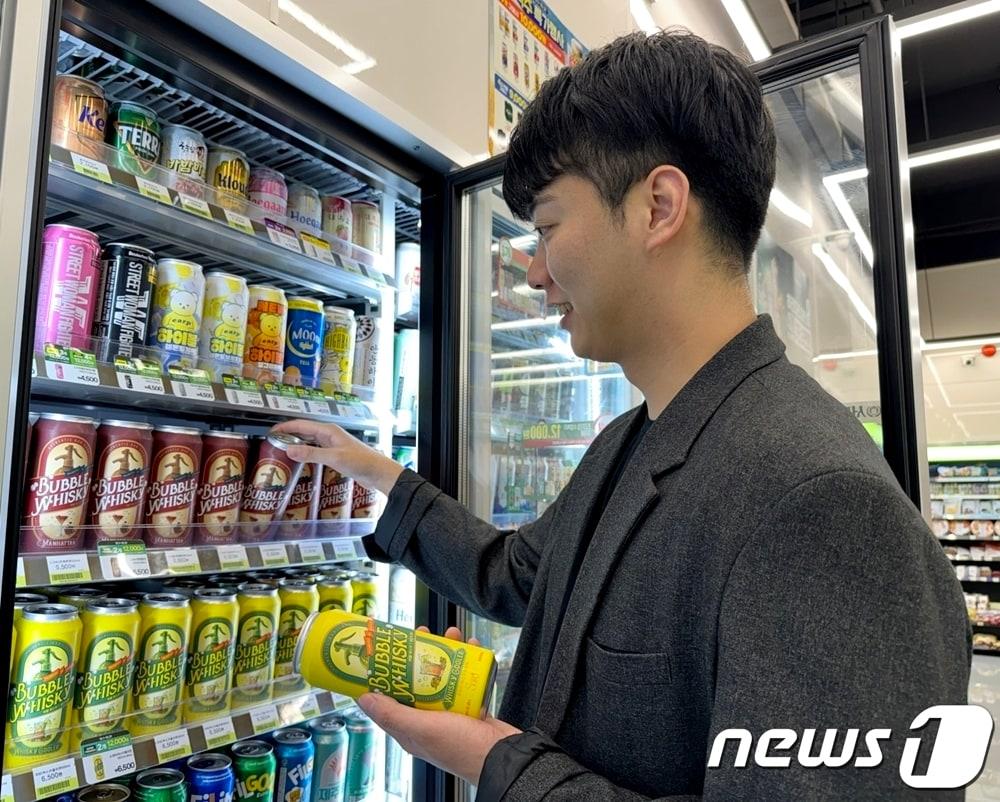 CU는 손석호 바텐더와 협업한 캔 칵테일 2종을 출시했다고 밝혔다.&#40;CU 제공&#41;