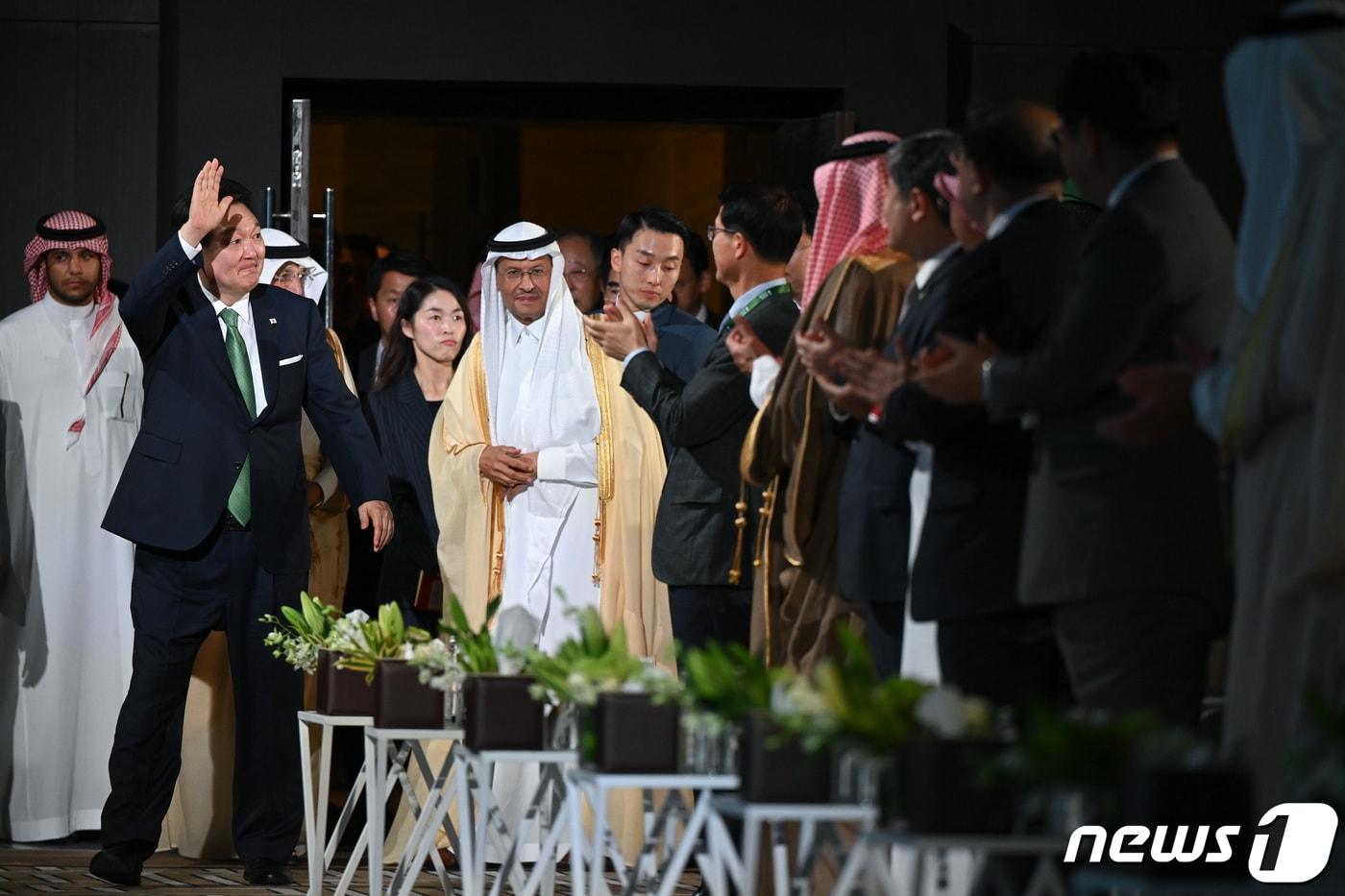 사우디아라비아를 국빈 방문 중인 윤석열 대통령이 22일&#40;현지시간&#41; 리야드 페어몬트 호텔에서 열린 한·사우디 투자포럼에 참석하며 손인사를 하고 있다. &#40;대통령실 제공&#41; 2023.10.23/뉴스1