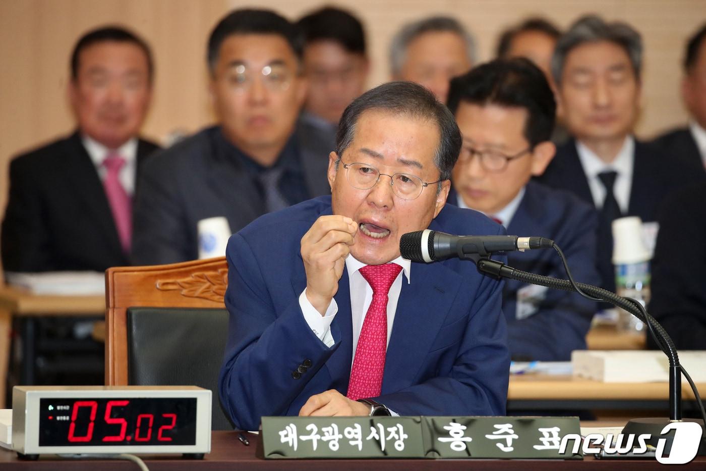 홍준표 대구시장이 지난해 10월 23일 오전 대구 북구 대구시청 산격청사에서 열린 국회 행정안전위원회의 대구시에 대한 2023년도 국정감사에서 용혜인 기본소득당 의원의 퀴어축제 관련 질의에 답하고 있다. 2023.10.23/뉴스1 ⓒ News1 공정식 기자