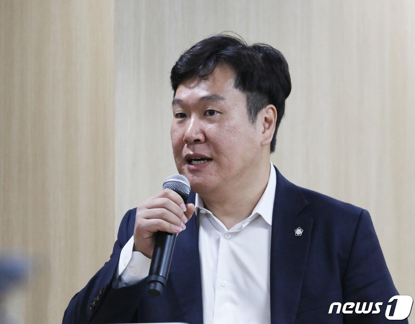 이화영 전 경기도 평화부지사측 변호인 김광민 변호사가 23일 오전 경기 수원시 영통구 경기도의회 브리핑룸에서 재판부 기피신청 관련 기자회견을 하고 있다. 2023.10.23/뉴스1 ⓒ News1 김영운 기자