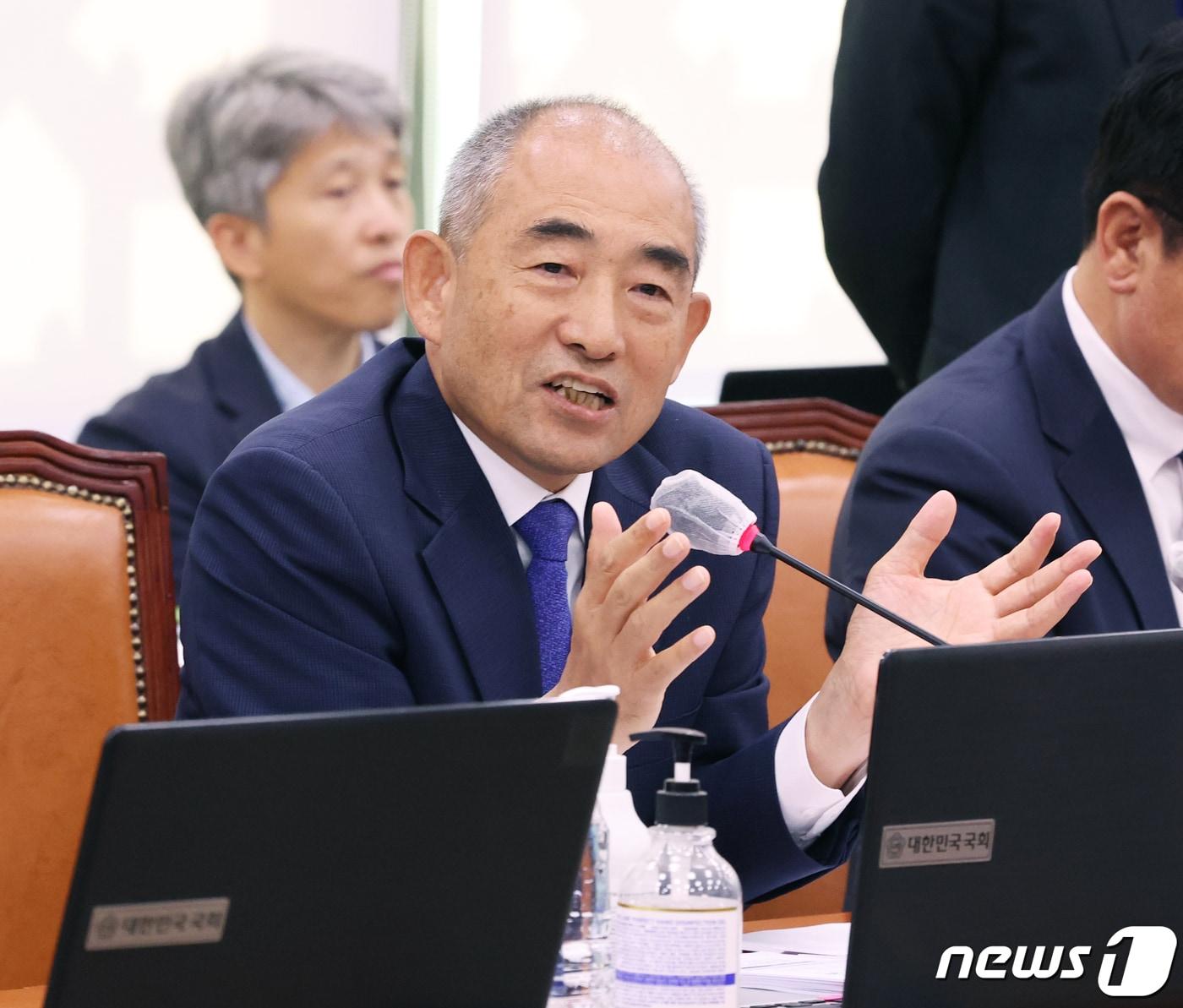 윤준병 더불어민주당 의원이 23일 서울 여의도 국회에서 열린 농림축산식품해양수산위원회의 농림축산식품부 등에 대한 국정감사에서 질의를 하고 있다. 2023.10.23/뉴스1 ⓒ News1 송원영 기자