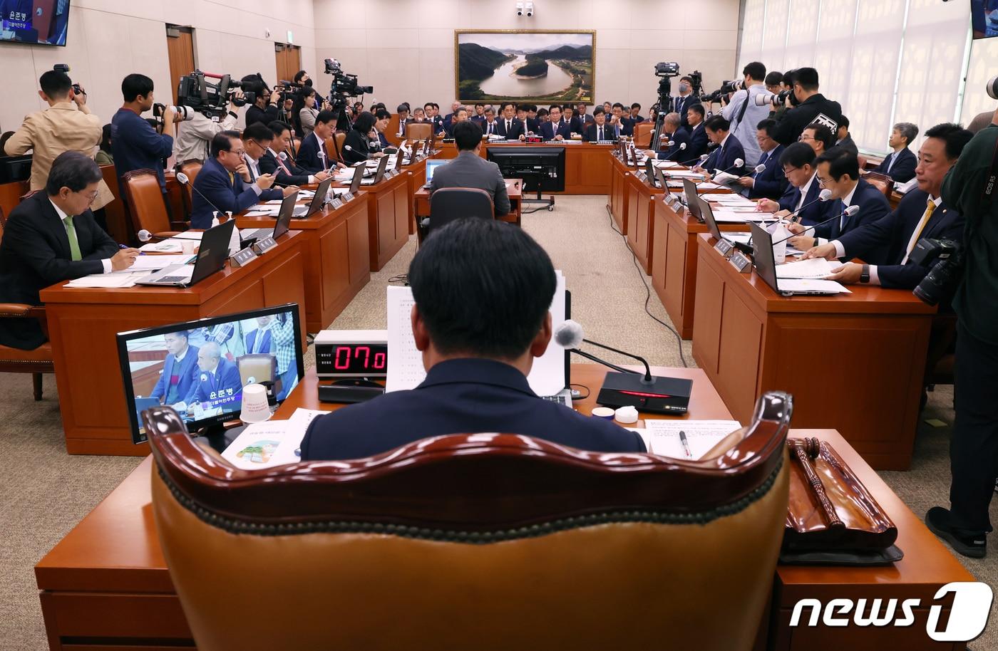 정황근 농림축산식품부 장관이 23일 서울 여의도 국회에서 열린 농림축산식품해양수산위원회의 농림축산식품부 등에 대한 국정감사에서 의원들의 질의에 답변하고 있다. 2023.10.23/뉴스1 ⓒ News1 송원영 기자