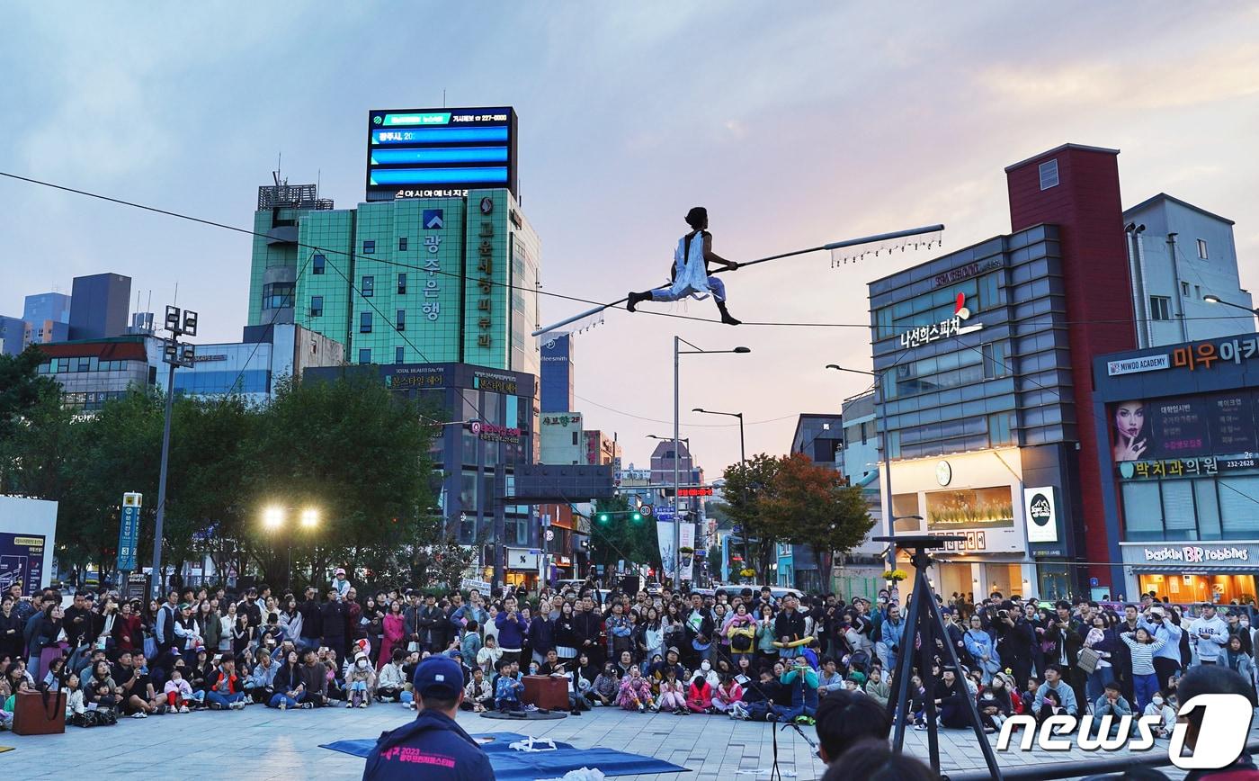 광주 금남로와 5·18민주광장 일원에서 열린 &#39;2023 광주프린지페스티벌&#39;에 참여한 예술인들이 줄타기 서커스 공연을 펼치고 있다.&#40;광주문화재단 제공&#41;2023.10.23/뉴스1 