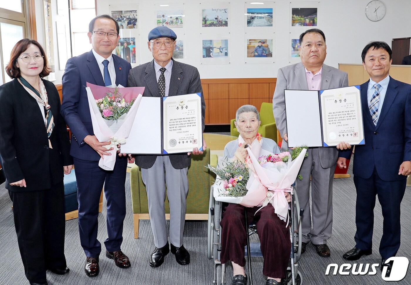 강병삼 제주시장이 23일 6·25전쟁 참전 유공자인 고&#40;故&#41; 김홍규 병장, 고 양승태 일병의 유족에게 화랑문공훈장과 증서를 전수한 뒤 기념촬영을 하고 있다.&#40;제주시 제공&#41;