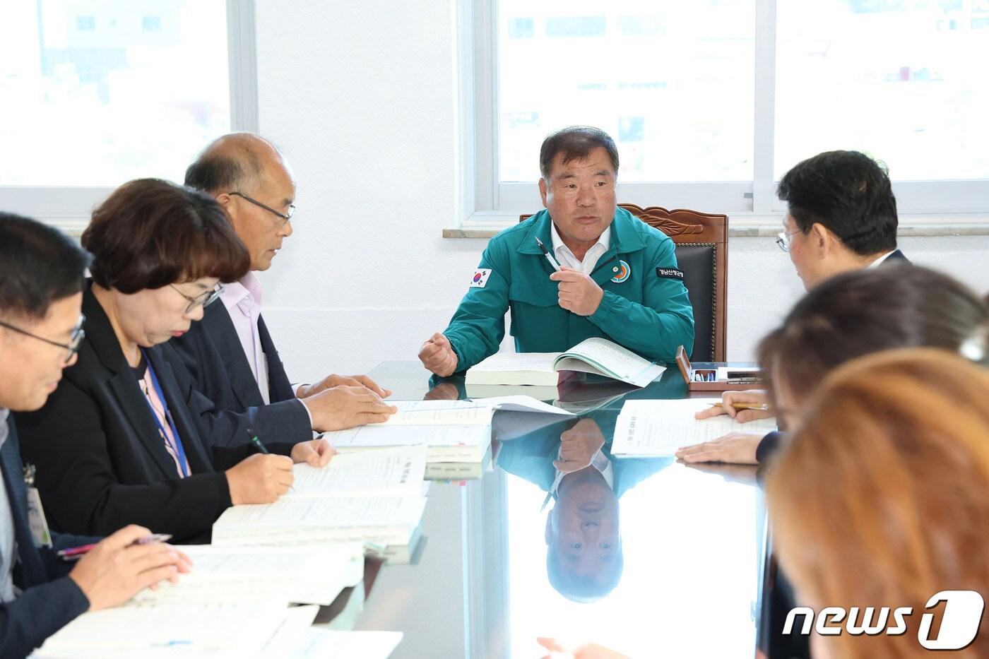 산청군이 23일 군수실에서 부서별 담당급 이상 공무원이 참석한 가운데 &#39;2024년도 주요 업무계획 보고회&#39;를  하고 있다&#40;산청군 제공&#41;.