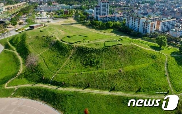 유네스코 세계문화유산에 등재된 경남 김해시 대성동고분군 전경.&#40;김해시 제공&#41;