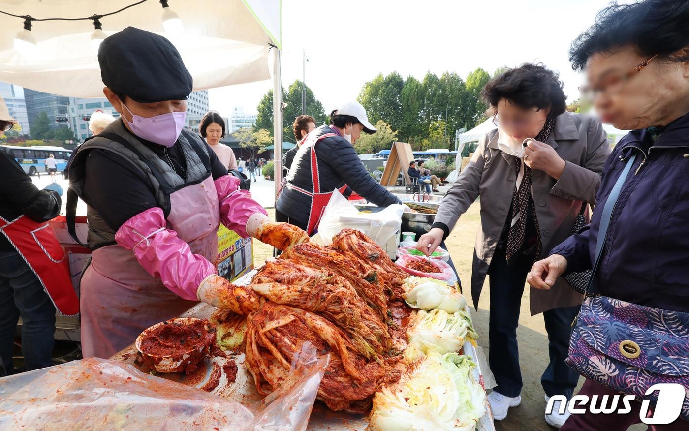 23일 서울 중구 서울광장에서 열린 &#39;2023 전라남도 직거래장터&#39;에서 시민들이 김치를 맛보고 있다. 전남의 우수 농수특산물의 수도권 홍보와 시장 판로 확대를 위해 열린 이번 행사에는 전남 22개 시·군에서 추천한 95개 업체가 참여한다. 2023.10.23/뉴스1 ⓒ News1 김성진 기자