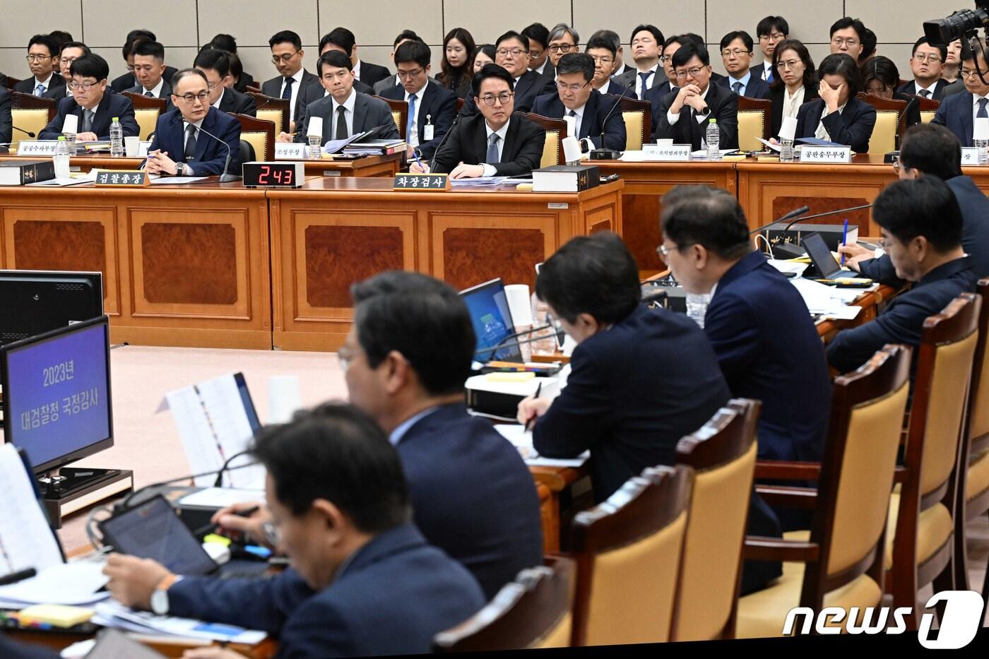 이원석 검찰총장이 23일 서울 서초구 대검찰청에서 열린 국회 법제사법위원회의 대검찰청에 대한 국정감사에서 의원 질의를 경청하고 있다. 2023.10.23/뉴스1 ⓒ News1 국회사진취재단