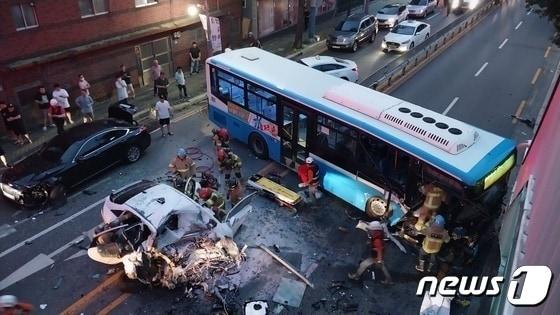  지난 8월5일 오후 7시24분쯤 경남 창원시 마산회원구 석전동 석전사거리에서 시내버스와 택시, 승용차가 추돌하는 사고가 발생해 소방이 구조활동을 벌이고 있다.&#40;창원소방본부 제공&#41;