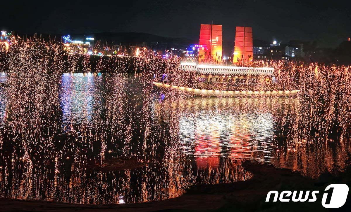 &#39;2023 오곡나루축제&#39;에서 펼쳐진 은화수 낙화놀이 모습.&#40;여주시 제공&#41;