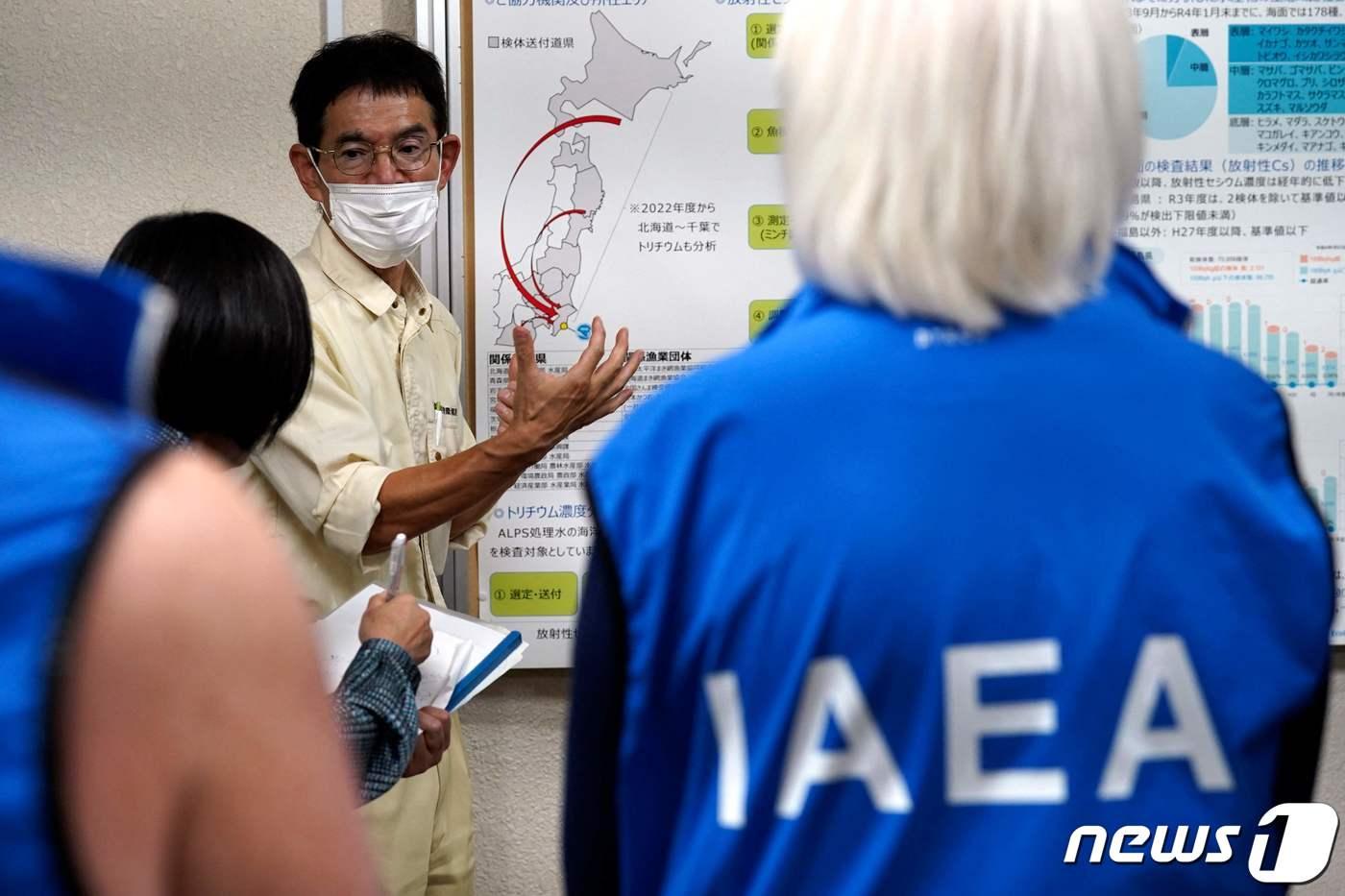 국제원자력기구&#40;IAEA&#41; 전문가들이 20일&#40;현지시간&#41; 일본 지바현 온주쿠의 한 연구기관에서 후쿠시마 제1원자력발전소의 오염수 방류와 관련해 논의하고 있다. 2023.10.20 ⓒ AFP=뉴스1 ⓒ News1 강민경 기자