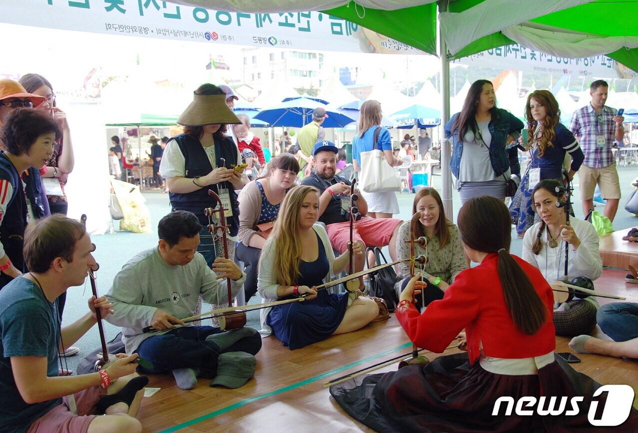 영동난계국악축제장을 찾은 외국인들이 국악기 체험을 하고 있다. &#40;영동군 제공&#41; /뉴스1  