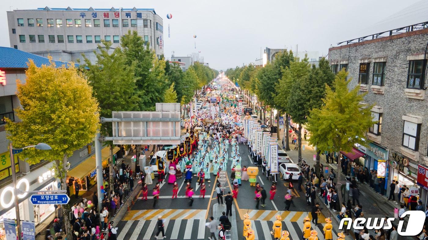  제50회 고창모양성제&#40;19~23일&#41;’가 축제 전체에 역사성·즐거움·어울림을 이끌며 전국에서 21만 여명&#40;잠정치&#41;이 다녀가며 역대 최고의 흥행 기록을 세웠다. 거리퍼레이드 장면&#40;고창군 제공&#41;2023.10.19/뉴스1