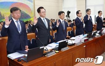 권남주 한국자산관리공사 사장, 최준우 한국주택금융공사 사장 등이 지난 해 10월 24일 서울 여의도 국회에서 열린 정무위원회의 예금보험공사, 한국자산관리공사, 한국주택금융공사 등에 대한 국정감사에서 선서를 하고 있다뉴스1 DB