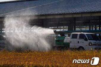 지난 24일 경북 포항시 축산방역팀이 축협공동방제단과 함께 북구 기계면 한우농장에서 &#39;소 럼피스킨병&#39; 확산 차단방역을 하고 있다. &#40;자료사진&#41; 202310.24/뉴스1 ⓒ News1 최창호 기자