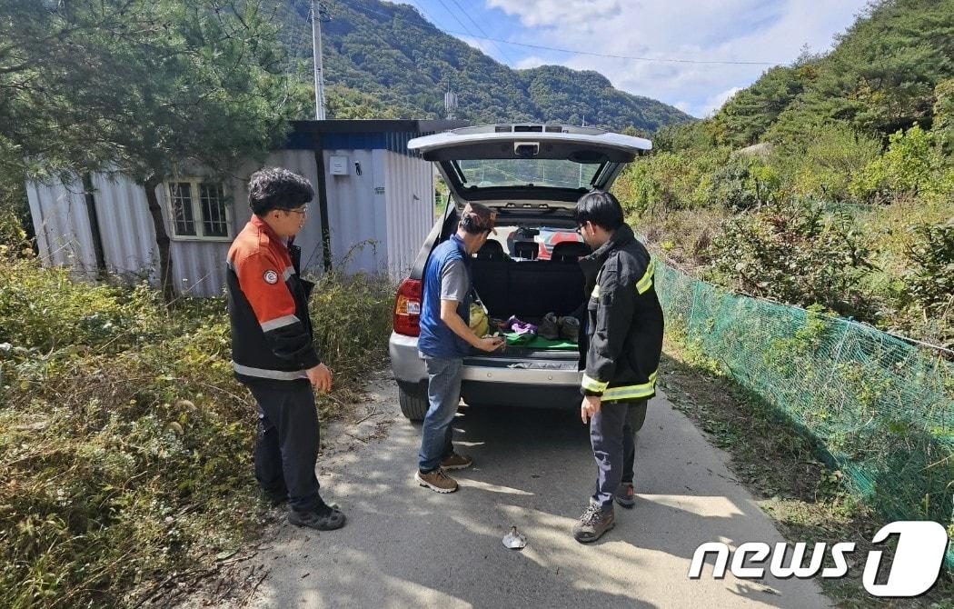 보은군 기동단속반원들이 산림 내 불법행위 단속을 하고 있다. &#40;보은군 제공&#41; /뉴스1